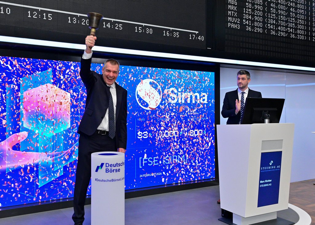 03-Tsvetan-Alexiev-rings-the bell-Frankfurt.jpg